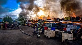 Straż gasi pożar tartaku