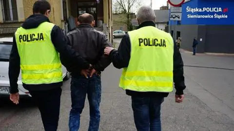 "Kopał i bił matkę, kazał jej się położyć, zadał ciosy nożem i wezwał księdza". Kobieta nie żyje