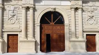 Największe są rzeźby "Sprawiedliwości" (po lewej stronie bramy) i "Męstwa" (po prawej stronie)