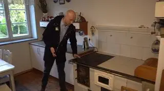 Prezes Nowak pokazuje tradycyjny piec 