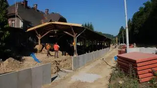 Remontowane są dworce na trasie