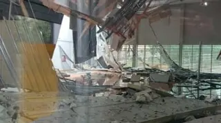 Wnętrze hali sportowej, gdzie zawalił się dach