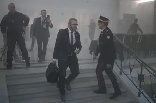 Grzegorz Braun zgasił chanukowe świece