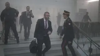 Grzegorz Braun zgasił chanukowe świece