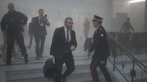 Grzegorz Braun zgasił chanukowe świece