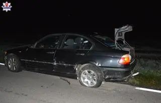 Kierowca bmw zatrzymał się na poboczu drogi. Po chwili w bok jego pojazdu uderzył, nadjeżdżający z tyłu, volkswagen passat