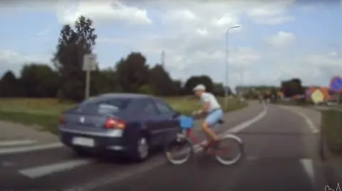 Kierowca przejechał tuż przed rowerzystą w Szczecinie