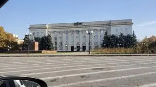 Zdjęcie siedziby władz obwodowych w okupowanym Chersoniu. Bez flagi Rosji  