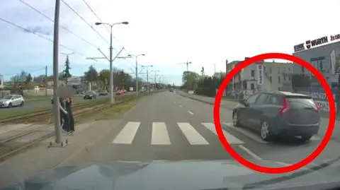 Jeden kierowca się zatrzymał, drugi go ominął, gdy do przejścia zbliżali się piesi