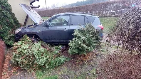 Zjechał z drogi, zatrzymał się na bloku, tuż obok drzwi. Policja: wcześniej kierowca zasłabł