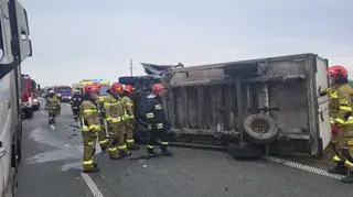 Bus uderzył w tył ciężarówki. Jedna osoba ciężko ranna