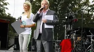 Pani prezes festyn rozpoczęła w koszulce z logo klubu 