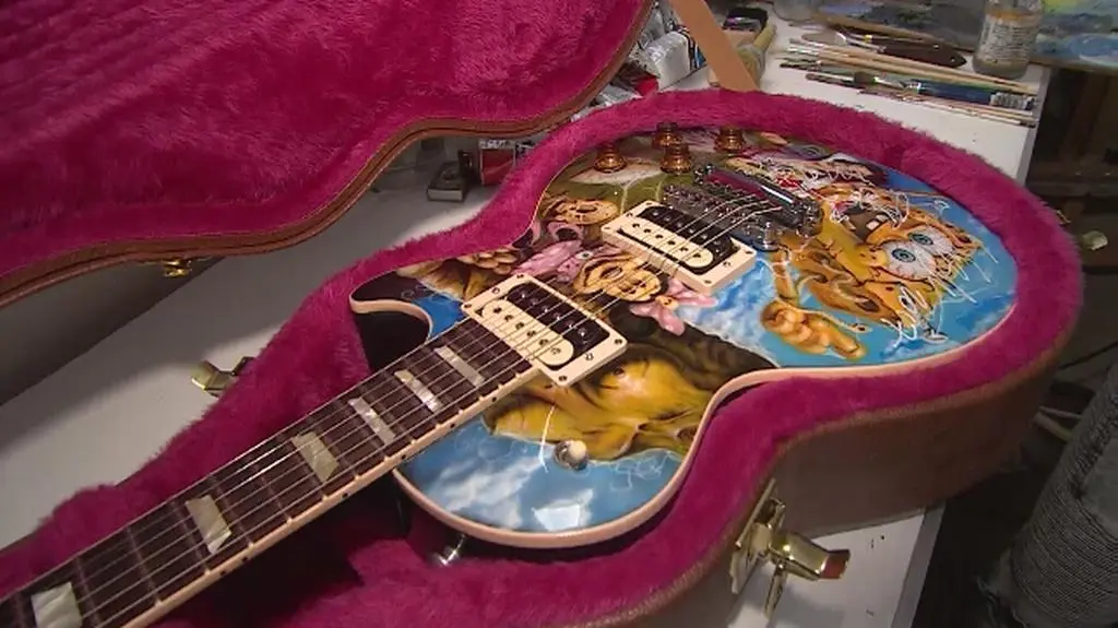 Slash sam dobierał elementy które zostały umieszczone na gitarze