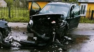 Zjechał na przeciwległy pas i uderzył w jadące z naprzeciwka auto