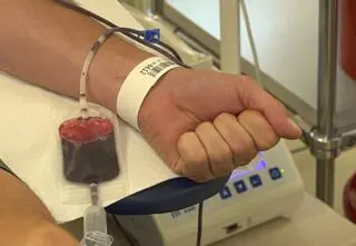 Niedobory krwi zagrażają chorym na raka. "Nie mamy jej czym zastąpić"