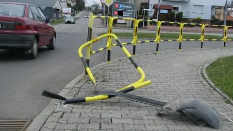 Pijany wyjechał z parkingu supermarketu, wjechał na drugi i zniszczył cztery auta