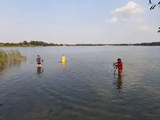 Mieli ze sobą wykrywacze metali i magnesy neodymowe