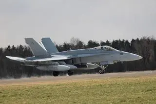 W bazie lotniczej w Łasku wylądowały amerykańskie myśliwce F-18