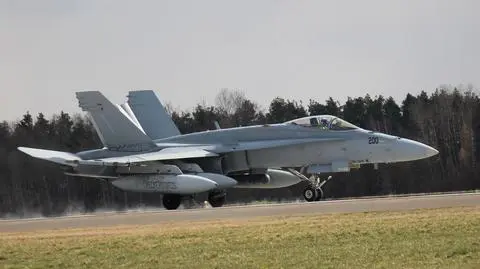 W bazie lotniczej w Łasku wylądowały amerykańskie myśliwce F-18