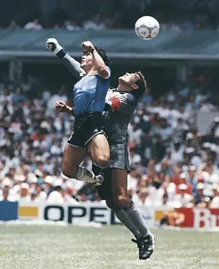 Słynna "ręka Boga" Diego Maradony z mundialu w 1986 roku