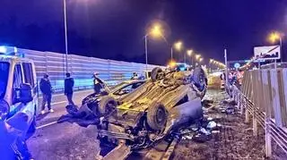 Fiat staranował bramki na A1 w Lubiczu Dolnym i dachował