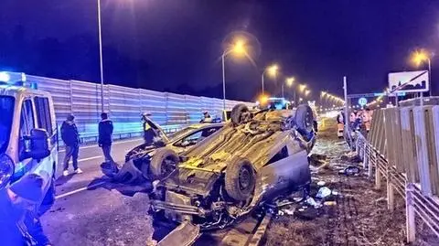 Staranowane bramki, uszkodzone radiowozy. Zatrzymani po pościgu, podejrzani o napady na sklepy aresztowani