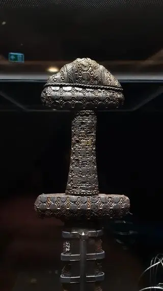 Miecz typu D inkrustowany srebrem. W zbiorach Nationalmuseet w Kopenhadze