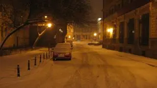 Warstwa śniegu pokryła ulice, chodniki i pojazdy