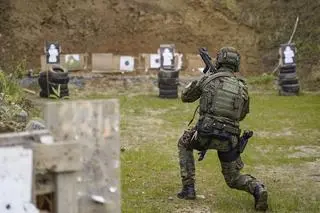 Uczestnicy szkolenia ćwiczyli też wykonanie strzelań specjalnych