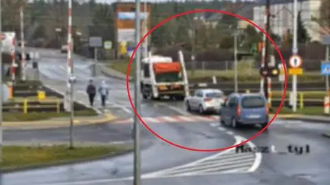Czerwone światło przy torach, zakaz łamią nie tylko kierowcy. Nagranie
