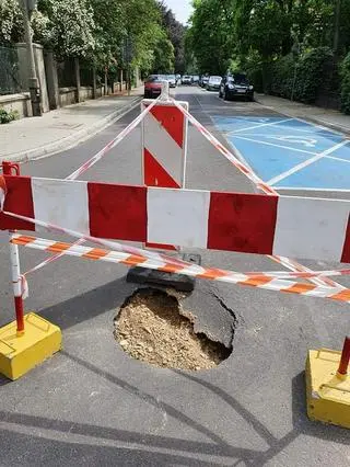 Dziura na środku ulicy Wyspiańskiego w Krakowie w 2020 roku
