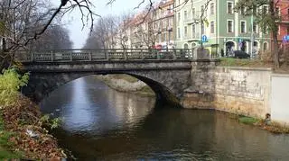 Most od strony drewnianej zapory, która pełni funkcję balustrady