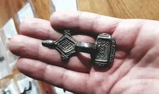 Pozłacana zapinka płytkowa z okresu wędrówek ludów