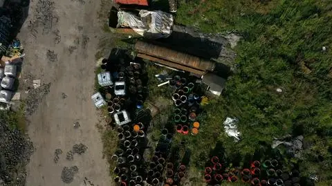 Kilkaset rozrzuconych beczek na Wyspie Sobieszewskiej