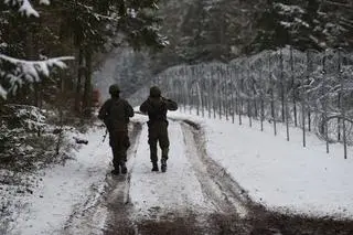 Żołnierze 16. Dywizji Zmechanizowanej pełnią służbę na granicy polsko-białoruskiej