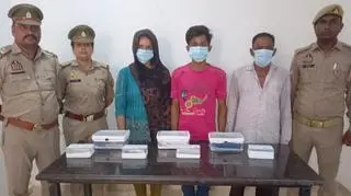 Seema Ghulam Haider (trzecia od lewej), Sachin Meena (w środku) oraz jego ojciec (drugi od prawej) po aresztowaniu przez policję 