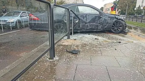 Wyłamała bariery i wjechała na przystanek