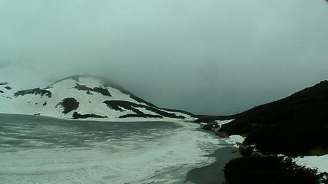 Lód i śnieg na szlakach. "Warunki jak zimą, czasami nawet trudniejsze"
