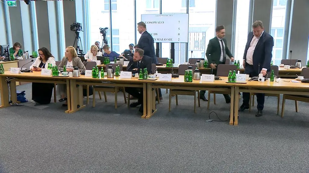 Kolejni posłowie opuszczają salę