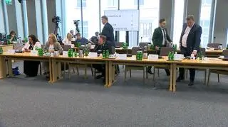 Kolejni posłowie opuszczają salę