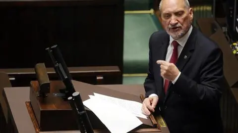 Szef MON nie chciał odpowiedzieć na pytania dziennikarzy