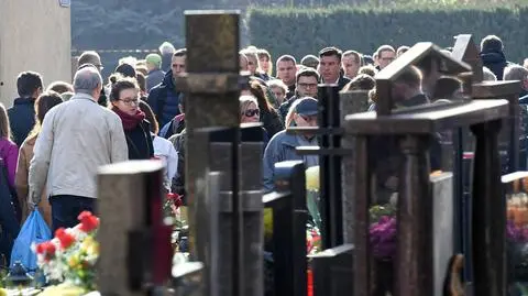 Święto Wszystkich Świętych. Tłumy na cmentarzach i na drogach