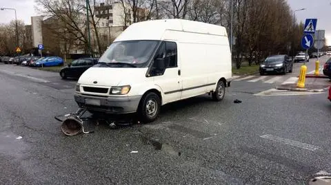 Ochota: rowerzystka w szpitalu po zderzeniu z busem 