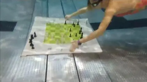 Grali w szachy pod wodą. "Żeby było trudniej, a zarazem ciekawiej" 