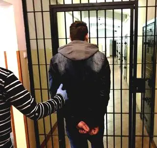Mężczyzna usłyszał zarzuty kradzieży z włamaniem i kierowania w stanie nietrzeźwości