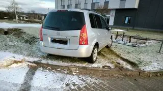 Pijany mężczyzna wjechał na trawnik przed komendą policji 