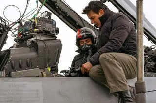 Tom Cruise podczas pracy na planie "Top Gun: Maverick"