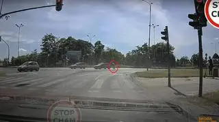 Rowerzysta wjechał na skrzyżowanie ulic Inflanckiej ze Strykowską w Łodzi na czerwonym świetle