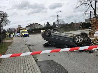 Kierowca peugeota wjechał w kapliczkę. Samochód dachował