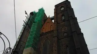 Mostek Czarownic przy kościele na ul